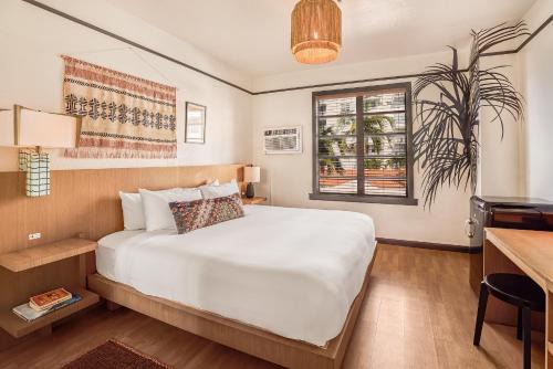 Mid Beach Hostel | Freehand Miami