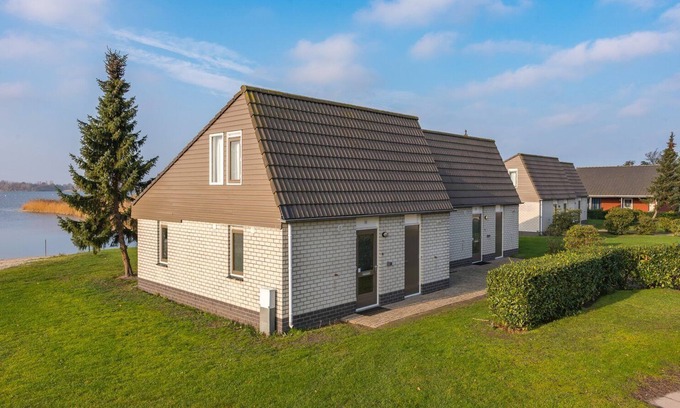 Elburg Cabin | Freestanding bungalows with a view of the Veluwemeer or adjacent to a courtyard garden.