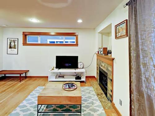Fremont Apartment | Fremont & Woodland Park Zoo Cozy Living