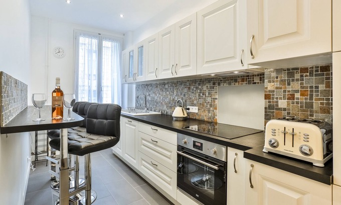 Nice City Centre Apartment | French Chic Elegance - Close to everything, with lift and air conditioning.
