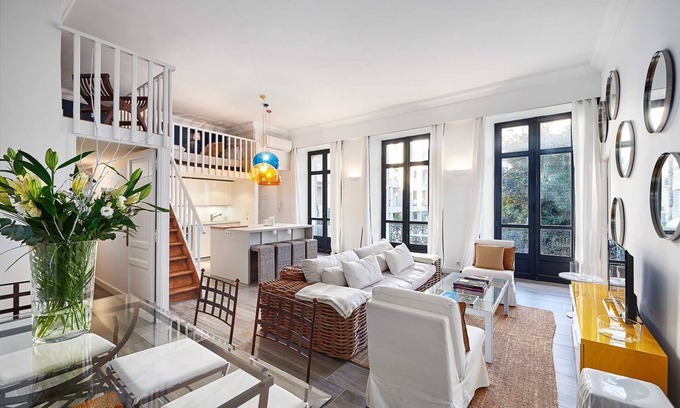 Cannes City Centre Apartment | French Elegance 2 bedroom 3 bath 500 metres to beach