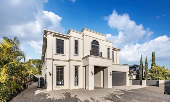 Rochedale House | French Royal Experience 5B3B Grand House 3Parking