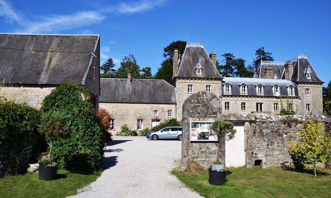 Saint-Come-du-Mont House | Frene - Chateau Bellenau holiday accomodation