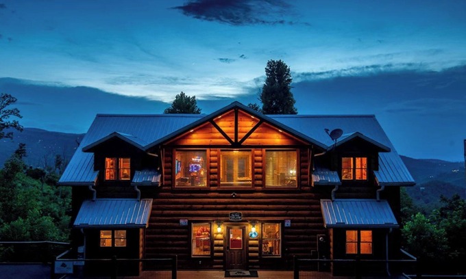 Gatlinburg Cabin | Frequent Wildlife Sightings + Easy Drive to the Smoky Mountain National Park! -Big Bear Views Lodge
