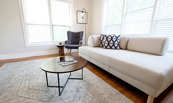 Lower Greenville Apartment | Fresh + Bright Flat M Streets