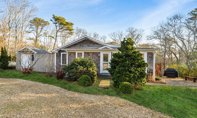 Oak Bluffs House | Fresh Pond Chateau Renovated Bright and Cozy Home