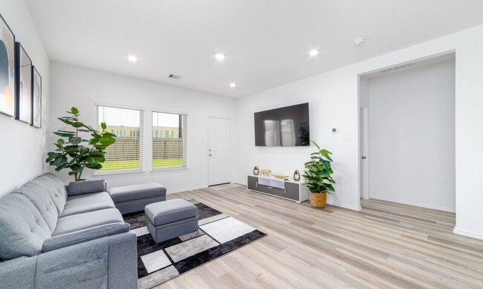 Houston House | Freshly Built 4BR, 2.5-Bath Home in North Houston