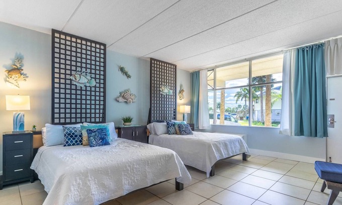 Ruskin House | Freshly painted 1st Floor Unit, Spectacular Sunsets & More!