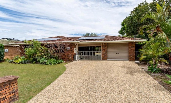 Bellara House | Freshly revovated Dog Friendly House walking distance to Waterfront!