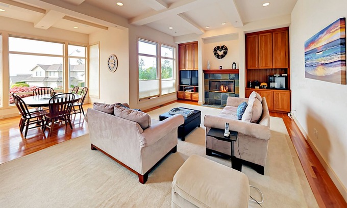 Newcastle House | Freshly Updated Golf Getaway with Lake Washington & City Views