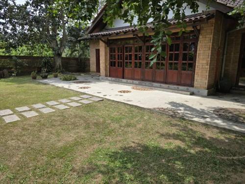 Kampung Kuala Pajam Hotel | Fresia Villa & Camping