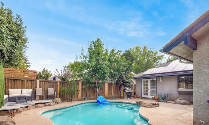 Raisin House | Fresno House - Pool, BBQ, Workout Equipment - 3BD:2BTH!