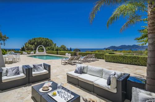 La Croix des Gardes Villa | FRGK "Belle villa contemporaine, avec une splendide vue panoramique sur la mer"