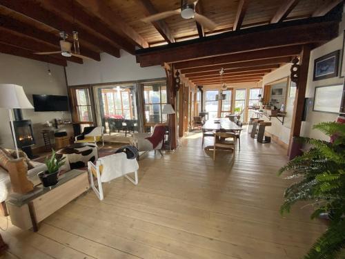 Val-des-Monts Villa | Friendly Fires - The Perfect Lakeside Getaway