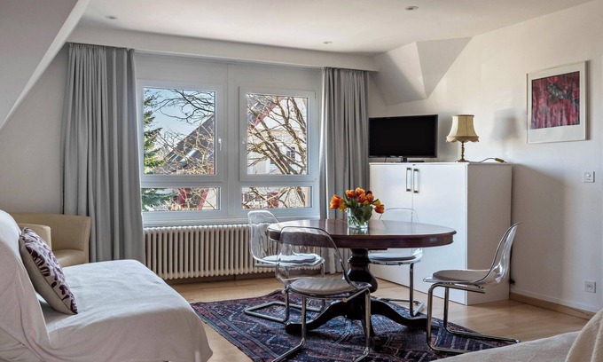 Kreuzlingen Apartment | Friendly Holiday Apartment "Alpenrose" near the Old Town with Balcony and Garden