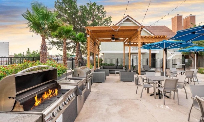 Biggs Field Hotel | Friendly Stay – Pet-Friendly & Outdoor Pool Access