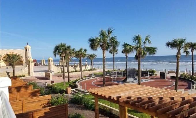 Brush - Stewarts Hotel | Friends and Family Daytona Getaway! Four Modern Units! 2 Pools, Breakfast Buffet