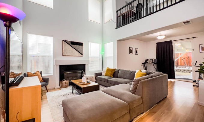 Salinas House | Friends, Family & Dog Stay in Monterey Peninsula with AC & Grill