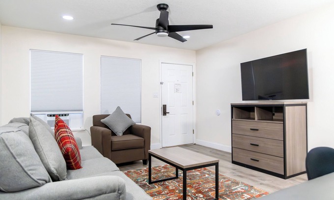 Steamboat Springs Hotel | Friends Getaway! Two Spacious Units, Kitchen, Near Steamboat Trading Company, Hot Tub, Free Shuttle Service!