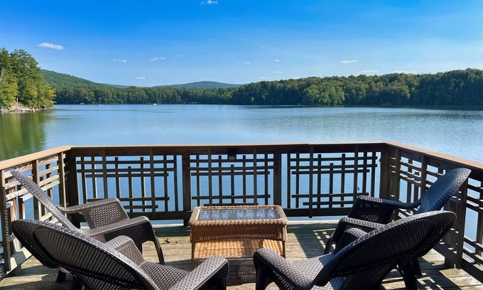 Maryland House | Friendship Lodge Total package lake house, tasteful décor, magnificent lakeview