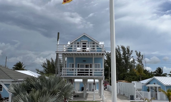 Cherokee House | Frigate House at Coconut Island OCEAN FRONT with POOL!! on Casaurina Beach