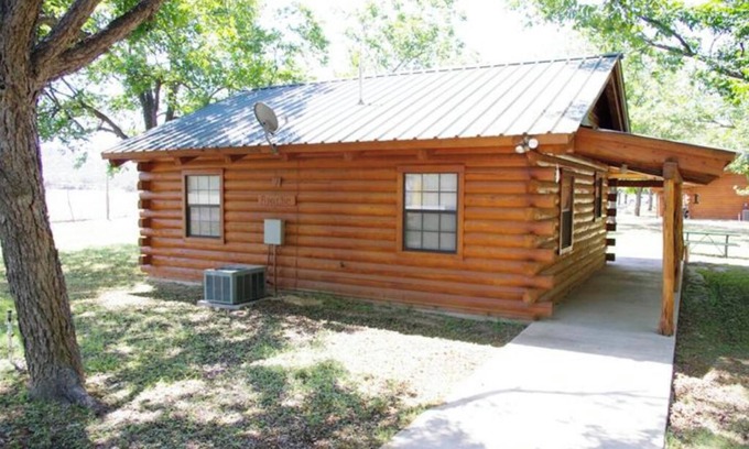 Leakey Cabin | Frio Pecan Farm Log Cabins
