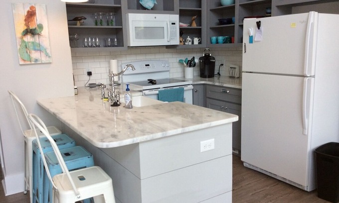 Saint Helena Island Cottage | Fripp Island. Cozy little cottage with neighborhood pool.