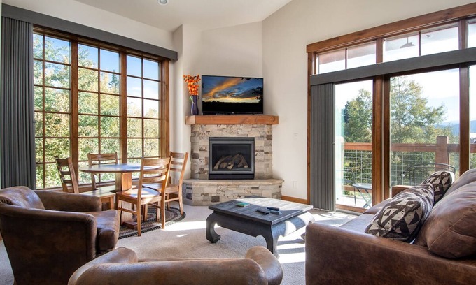 Frisco Condo | Frisco Sports Chalet Tenmile Condo: Stylish, On Shuttle Route