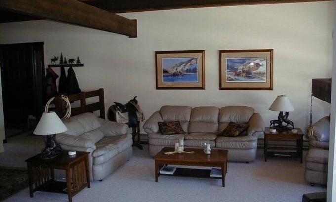 Big Sky Condo | Front row ski in/out Beaverhead condo. True ski in/ski out location
