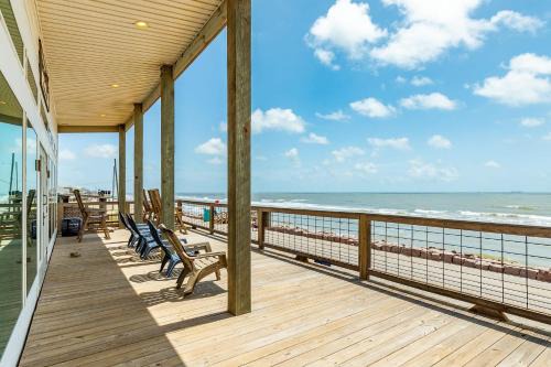 Surfside Beach House | Front Row Water Views Galore & Chic Coastal Decor