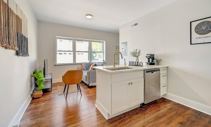 East Walnut HIlls Apartment | Frontdesk | 1 BR Apt near Cincinnati Art Museum
