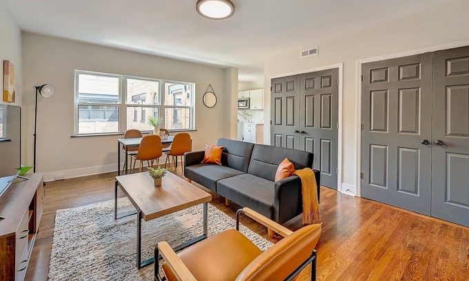 East Walnut HIlls Apartment | Frontdesk | 2 BR Apt close to TQL Stadium