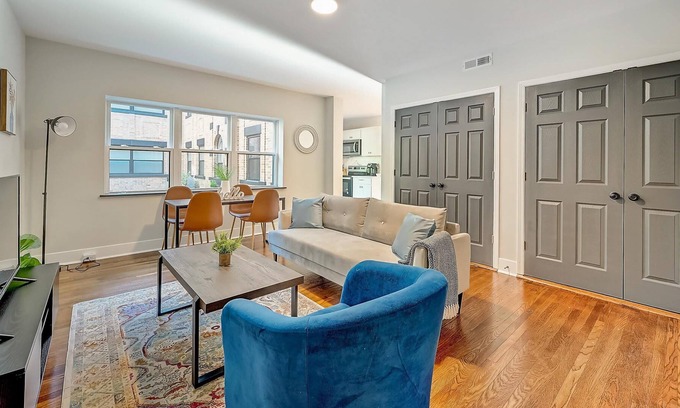 East Walnut HIlls Apartment | Frontdesk | 2 BR Apt near Cincinnati Art Museum
