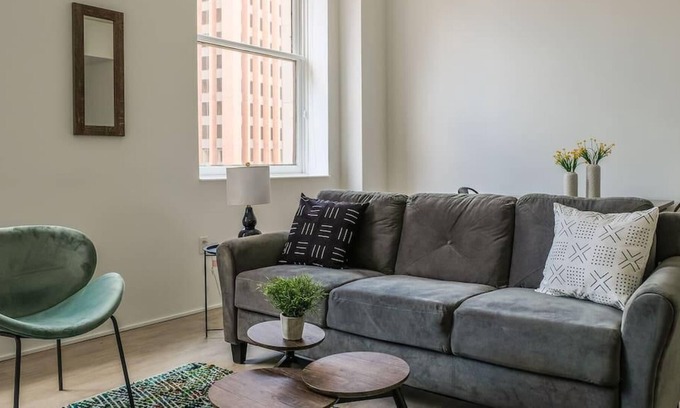Gateway District Apartment | Frontdesk | Bright Studio Apt in Downtown