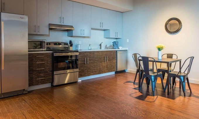 Downtown Louisville Apartment | Frontdesk | Chic Flat in Downtown Louisville