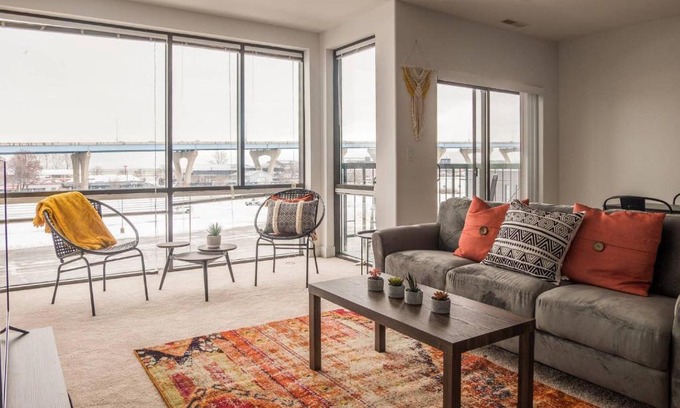 Historic Third Ward Apartment | FRONTDESK Jefferson Block Apts Third Ward Milwaukee