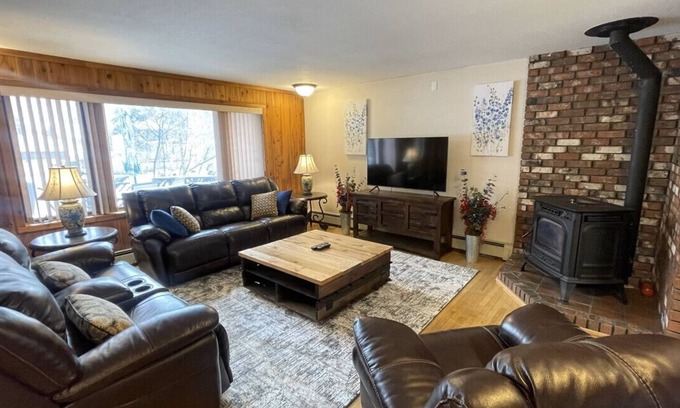 Fairbanks Apartment | Frontier Lux 2 Bedroom