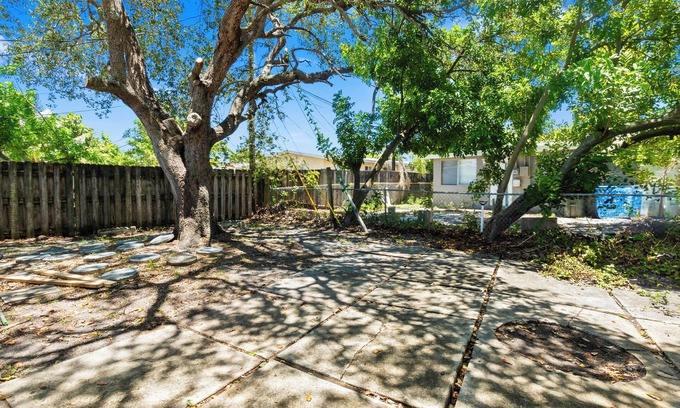 North Andrews Gardens House | FTL Group Oasis: 3-Home Family Compound: Retro Arcade, BBQ & Near Beach