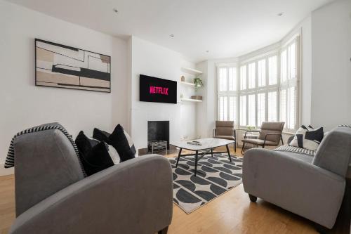 Fulham Broadway Apartment | Fulham Spacious & Luxe House with Parking & Garden