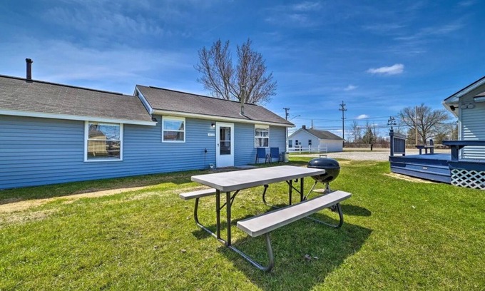 Houghton Lake Cabin | Full Cabin: Steps to the Lake! PET FRIENDLY!
