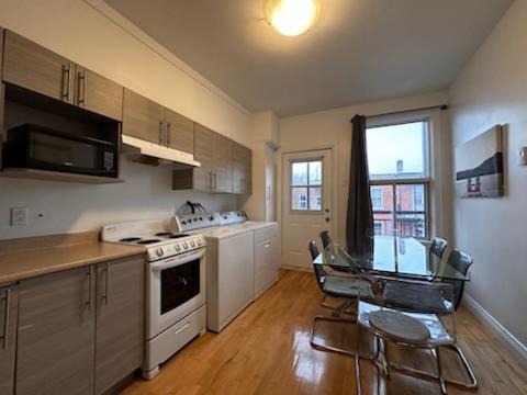 Verdun House | FULL KITCHEN 15min from DTOWN Room B