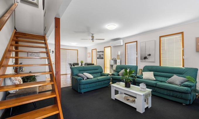 South West Rocks House | Full Linen, Air Cond, Ceiling Fans, Close to town, BBQ, Pizza Oven