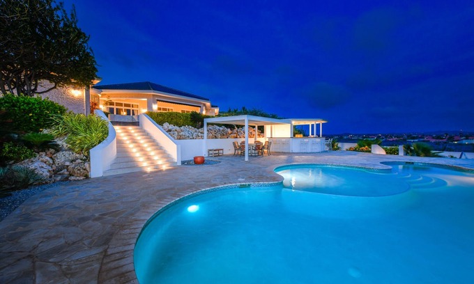 Malmok Villa | Full outdoor kitchen experience with breathtaking ocean view