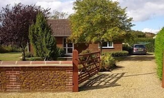 Holme House | Fully equipped, cosy modern secluded bungalow close to the Beach