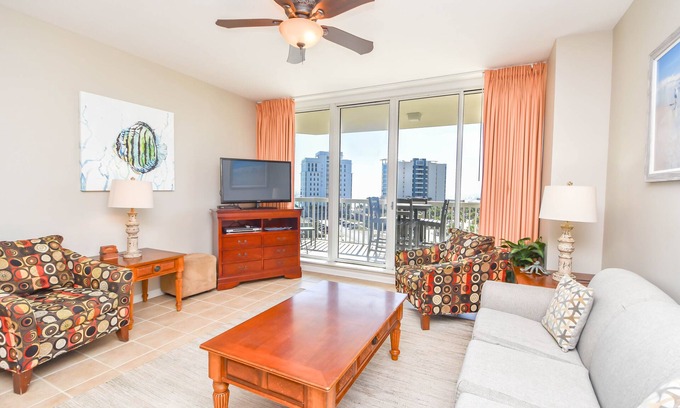 Fort Walton Beach - Destin Condo | Fully equipped open-concept condo w/private balcony in Destin! 🌺