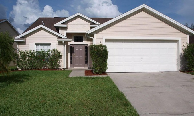 Woodridge Villa | fully fenced back yard !