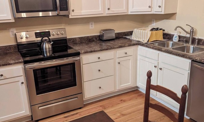 New Market Apartment | Fully Furnished 1 Bedroom Flat in Historic Downtown New Market