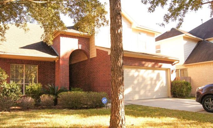 Kingwood House | Fully Furnished 4 Bedroom Home