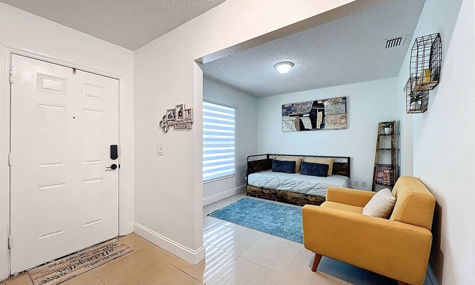 Bloomingdale House | Fully Furnished 4BR Home w/A/C Wi-Fi, Free Parking – Quiet Near Tampa