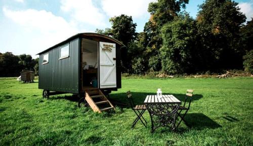 Slane House | Fully-Furnished and Cozy Shepherd Huts in Slane, Ireland